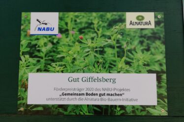 Das Zertifikat der Alnatura-Bio-Bauern-Initiative für Gut Giffelsberg, Förderpreisträger 2020 des NABU-Projektes "Gemeinsam Boden gut machen"